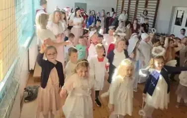 Wsp&oacute;lne śpiewanie Taki duży taki mały może świętym być