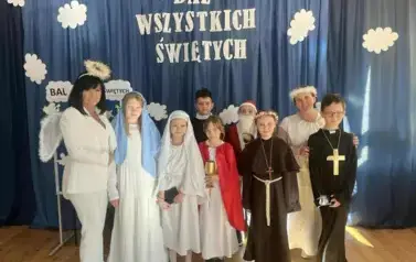 Postaci świętych i błogosławionych wraz z Aniołami