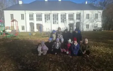 Uczniowie klasy 3 - zdjęcie grupowe w parku