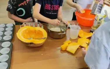 Dzieci przygotowują dania z dyni.