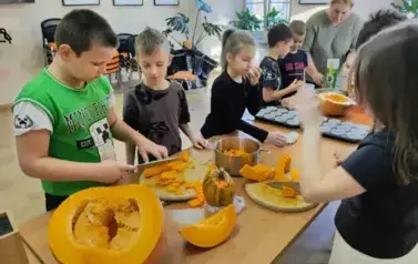 Dzieci przygotowują  dania z dyni