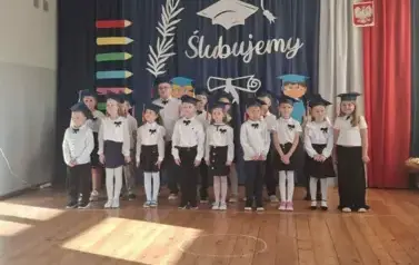 Uczniowie klasy pierwszej podczas uroczystości ślubowania