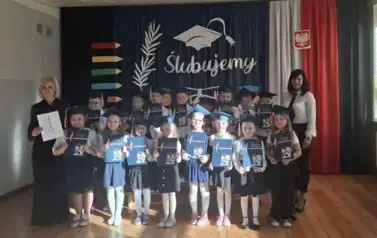 Ślubowanie klasy pierwszej - zdjęcie grupowe