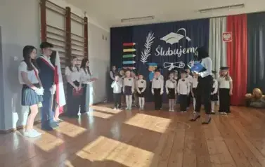 Pani Dyrektor zwraca się do uczni&oacute;w