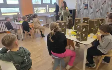 Dzieci wysłuchały informacji na temat pszcz&oacute;ł.