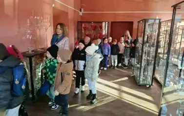 Dzieci oglądały wystawy bombek i szkła artystycznego.
