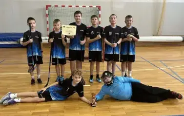 Nasza reprezentacja chłopc&oacute;w podczas Powiatowych Igrzysk w Unihokeju