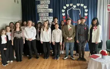 Zdjęcie grupowe - uczniowie i nauczyciele przygotowywujący akademię.