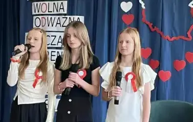 Uczennice klasy 6 w piosence o symbolach narodowych.
