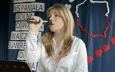 Roksana z klasy VIII zaśpiewała piosenkę Polskie kwiaty
