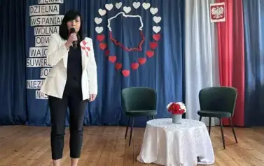 Pani Dyrektor rozpoczyna uroczystą akademię.