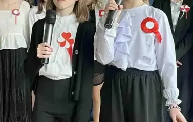 Iza i Julia w piosence Uwięziony ptak nie śpiewa.