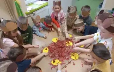 Dzieci z grupy Słoneczka wykleiły wsp&oacute;lnie misia bibułą podczas zajęć plastycznych