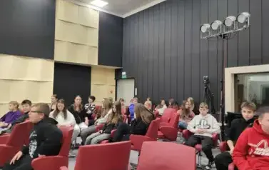 Uczniowie w studiu nagrań