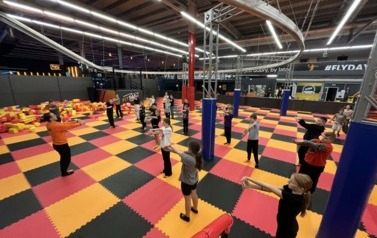 Rozgrzewka w parku trampolin