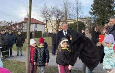 Uczennica i dyrektor szkoły sadzą lipę