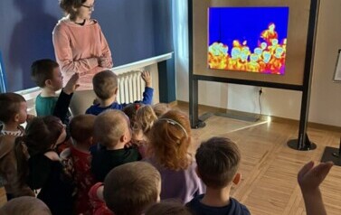 Przedszkolaki przy stacji interaktywnej.