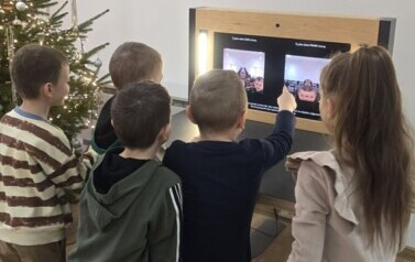 Dzieci z grupy Motylki przy eksponacie interaktywnym.