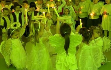 Dziewczynki tańczą do pastorałki Weseli Anieli