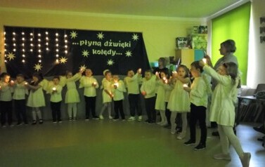 Dzieci śpiewają pastorałkę.
