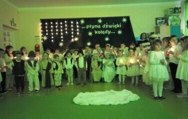 Dzieci śpiewają kolędę Przybieżeli do Betlejem pasterze
