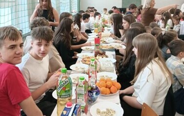 Uczniowie z klasy VIII podczas wigilii