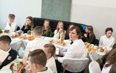 Uczniowie klasy VI podczas wigilii
