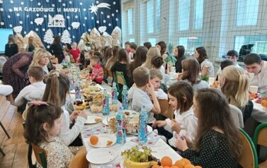 Uczniowie klasy II podczas wigilii