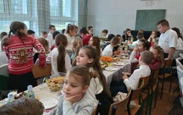 Uczniowie klasy II i III podczas wigilii