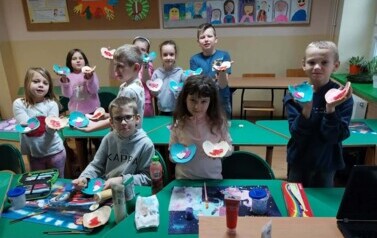 Uczniowie klasy II z upominkami dla Babci i Dziadka