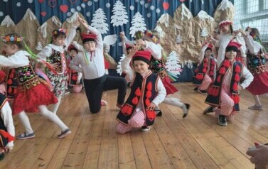 Uczniowie klasy I prezentują taniec krakowiak