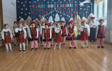 Uczniowie klas I&ndash;III śpiewają piosenkę z okazji Dnia Babci i Dziadka