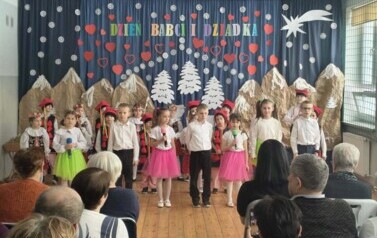 Uczniowie klas I i II, klasa II recytuje wiersze