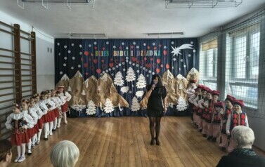 Pani Dyrektor zapowiada występ, a klasa I gotowa do krakowiaka