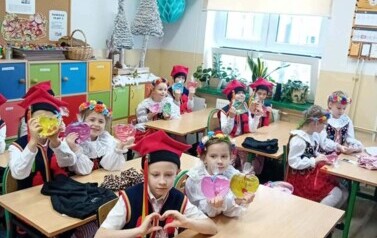 Klasa I z własnoręcznie wykonanymi upominkami dla Babci i Dziadka