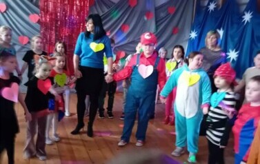 Zabawy dzieci z Panią Dyrektor