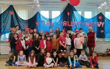 Wsp&oacute;lne zdjęcie uczestnik&oacute;w balu - klasy I-III wraz z opiekunami