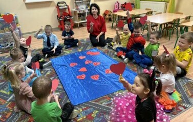 Zabawy walentynkowe z serduszkami w grupie Słoneczka.