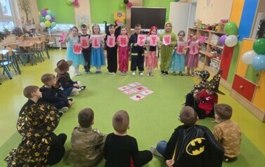 Zabawy walentynkowe w grupie Motylki.