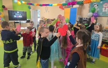Zabawa walentynkowa - szukanie drugiej poł&oacute;wki serca w grupie Motylki.