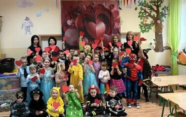 Walentynkowe zdjęcie grupowe w przedszkolu