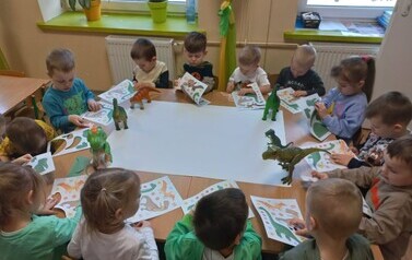 Dzieci wypychają dinozaury z wyprawki.