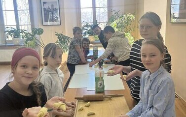 Zajęcia kulinarne były gł&oacute;wną atrakcją wizyty w pałacu.