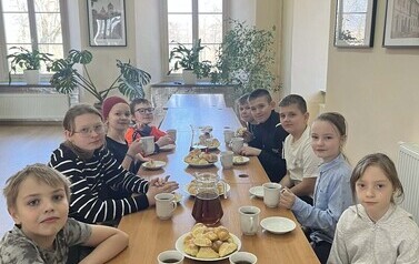 Przy herbatce dzieci skosztowały własnoręcznie zrobionych rogalik&oacute;w.