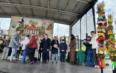 Uczeń klasy III odbiera wyr&oacute;żnienienie w konkursie na najładniejszą palmę