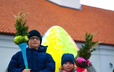 Przedstawiciele wychowank&oacute;w przedszkola i uczni&oacute;w podczas jarmarku