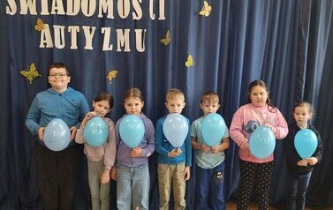 Układanie haseł z rozsypanych balon&oacute;w.