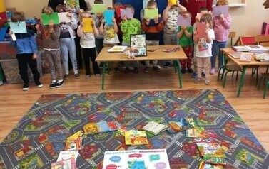 Pamiątkowe zdjęcie z książeczkami, kt&oacute;re dzieci otrzymały od Pani Bibliotekarki.