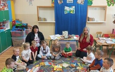 Dzieci z grupy Słoneczka ułożyły serce z książek.