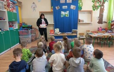 Dzieci z grupy Słoneczka słuchały, czym jest książka i jak należy o nią dbać.